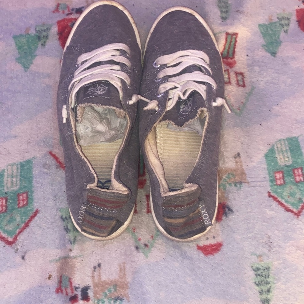 Size 8 Gray & White Slip on shoes with laces 😍.